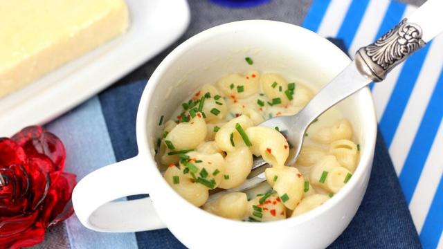 Macarrones con queso en taza