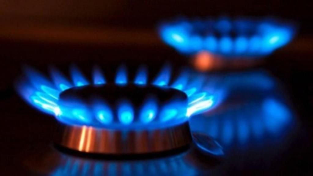 Una cocina de gas natural encendida.