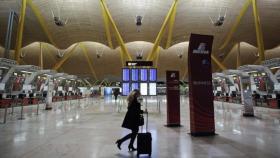 Pasajera en el aeropuerto de Barajas.