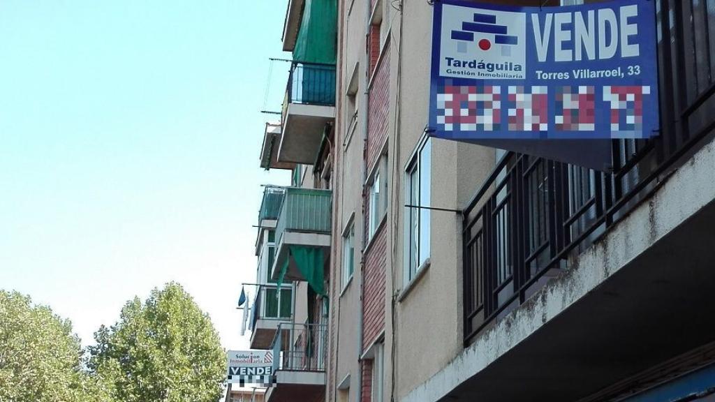 Cartel de 'se vende' de una vivienda.