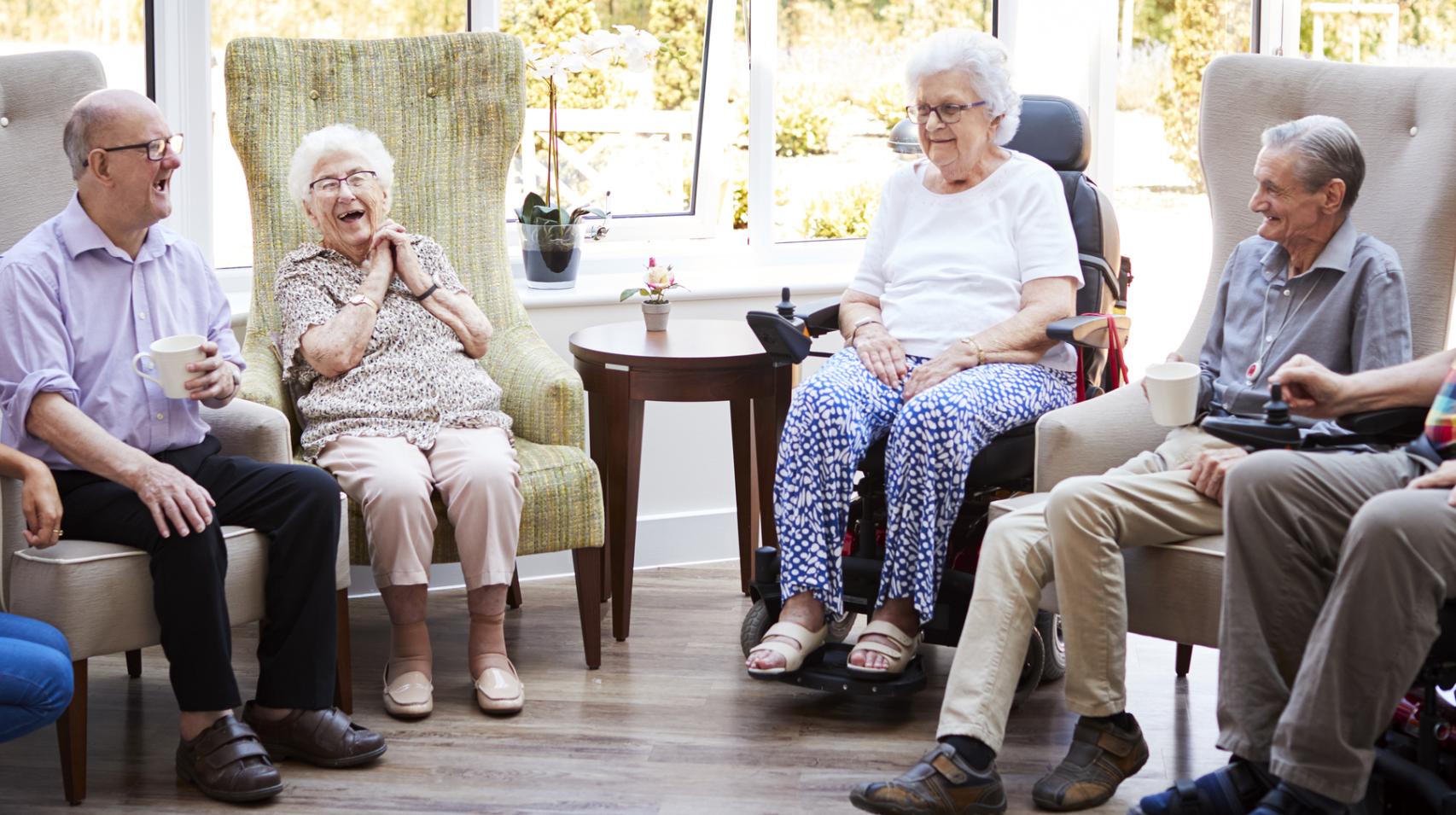 Mayores charlando en una residencia.