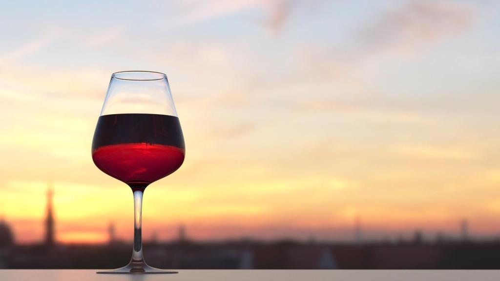 Una copa de vino medio llena.
