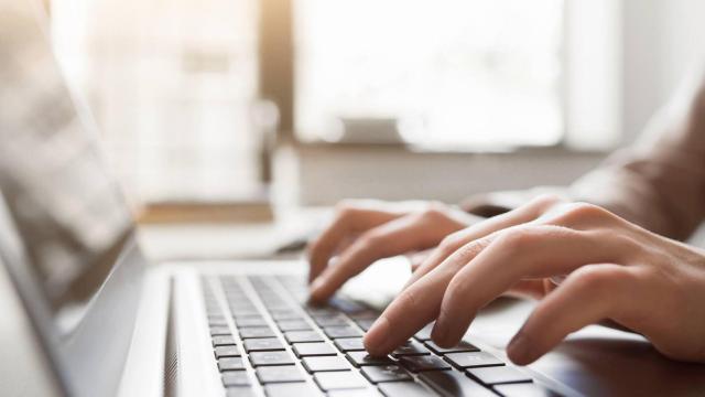Un usuario realiza un trámite online desde su ordenador personal.