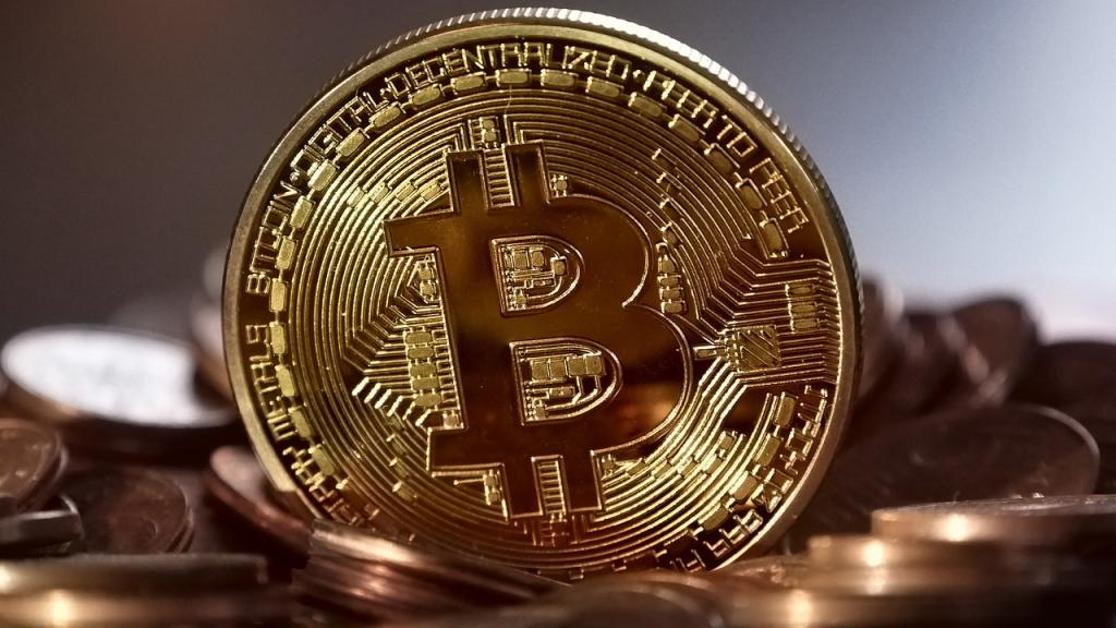 Una moneda física referencial sobre bitcoin.