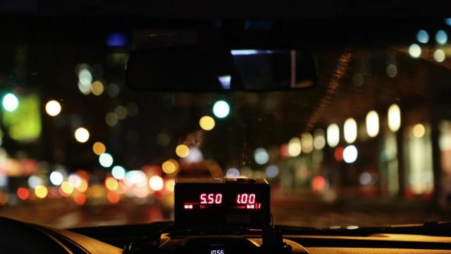 Un taxímetro de un taxi.