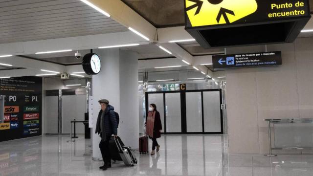 Dos personas en el aeropuerto de Palma de Mallorca.