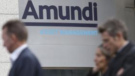 Ejecutivos a la salida de la sede de Amundi.