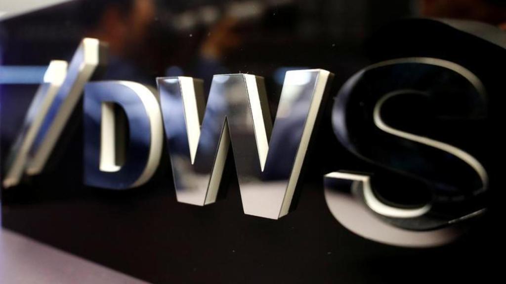 Rótulo de DWS a la entrada de unas oficinas de la firma.