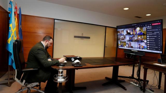 Adrián Barbón, presidente de Asturias, durante una reunión.