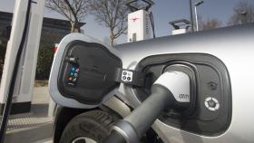 Imagen de un coche eléctrico en plena recarga.