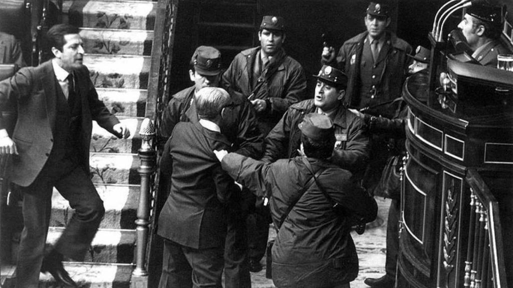 Adolfo Suárez y Manuel Gutiérrez Mellado se enfrentan a los golpistas del 23-F
