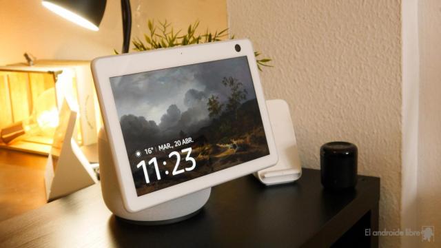Amazon Echo Show 10 en una oficina