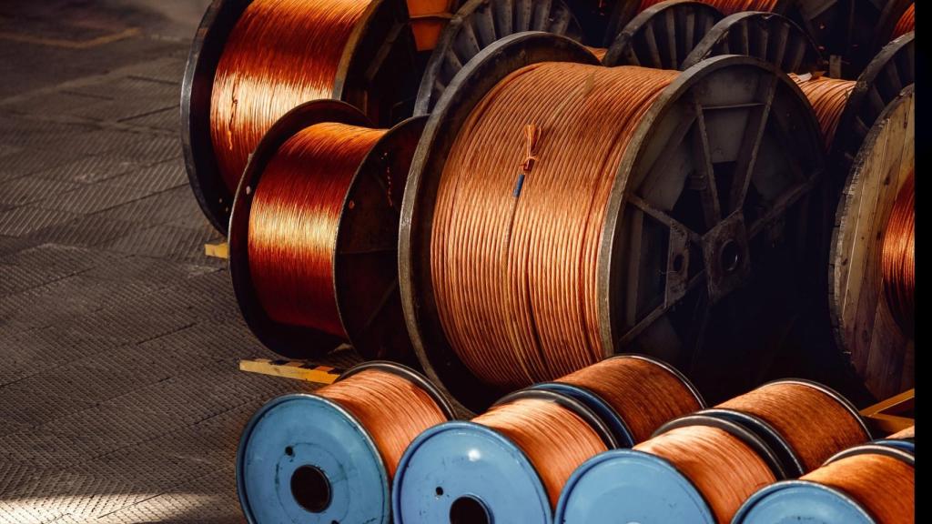 Bobinas de hilo de cobre en un almacén.