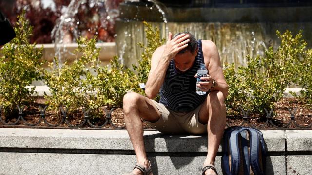 Un hombre refrescándose por el calor.