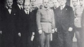 Johannes Bernhard (el segundo por la izquierda) junto con Francisco Franco