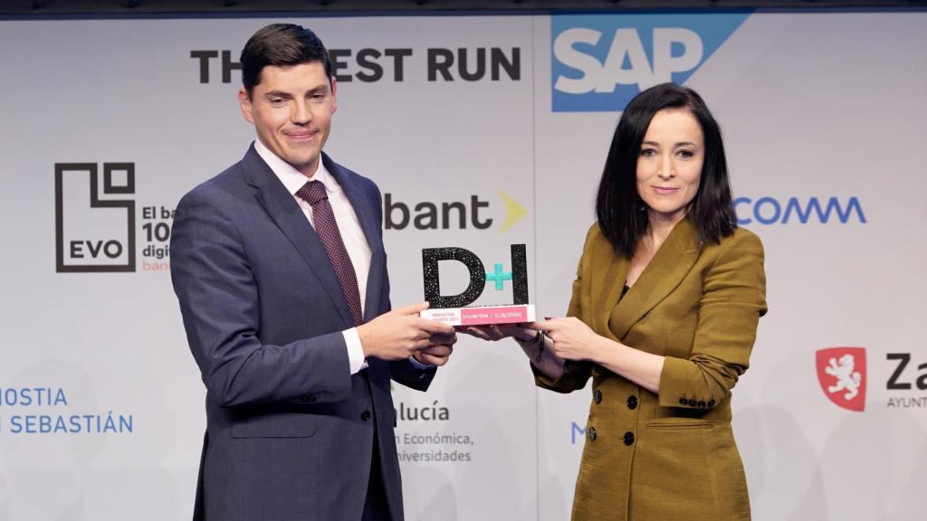 Miguel Fernández Alcalde, director general de MERCK en España, recibe el premio de manos de Cruz Sánchez de Lara, Vicepresidenta de EL ESPAÑOL. FOTO: Vicent Bosch.