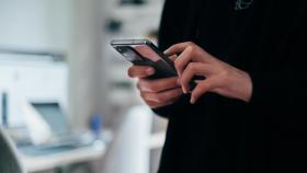 Una persona utilizando un smartphone.
