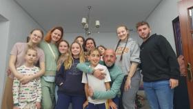 De izquierda a derecha, los doce: Katya, Slava, Vika, Paloma, Lucía, Alma, José, Rocío, José,  Rocio, Nastya y Mario