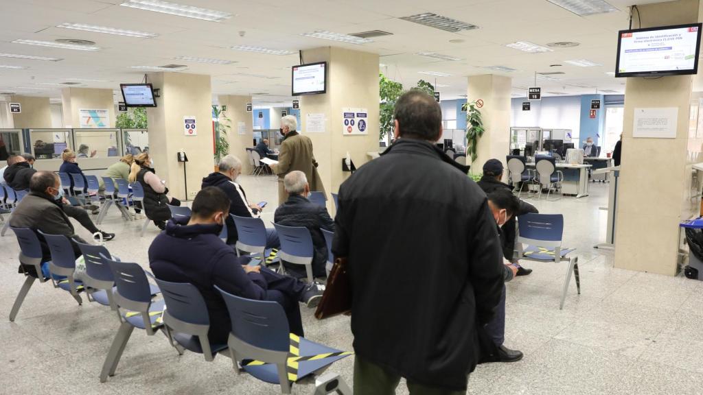 Usuarios en una oficina de la Agencia Tributaria en Madrid, el pasado 5 de abril.