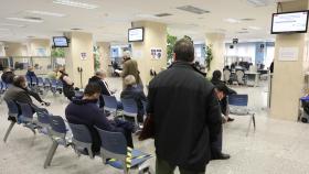 Usuarios en una oficina de la Agencia Tributaria en Madrid, el pasado 5 de abril.