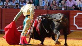 Diego Urdiales torea al natural en Sevilla.