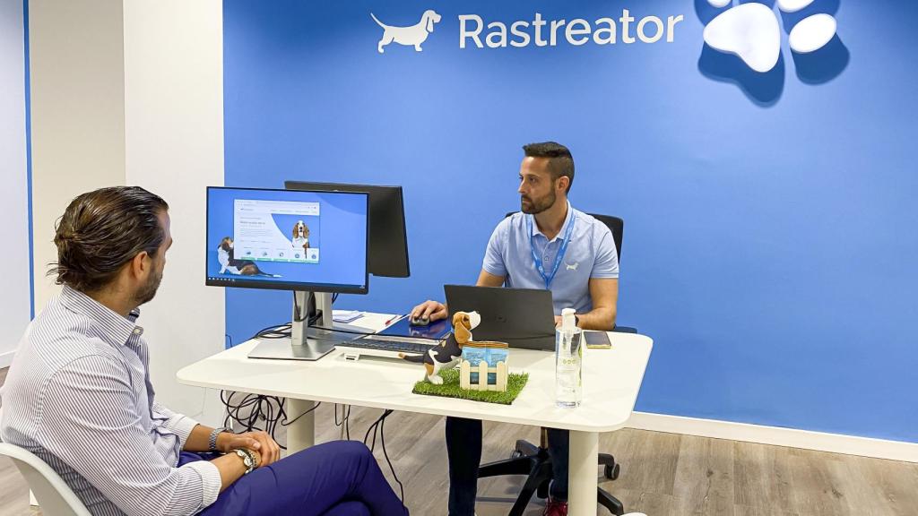 Asesor hipotecario de Rastreator en su nueva tienda física en Sevilla.