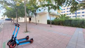 Dos patinetes de la empresa Dott, en Estepona (Málaga).