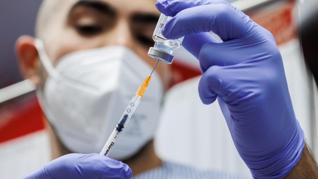 Un enfermero prepara una inyección de la vacuna de la dosis Moderna durante el inicio de la administración de la cuarta dosis de la vacuna en Madrid.