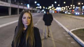 Imagen archivo mujer insegura andando por la calle