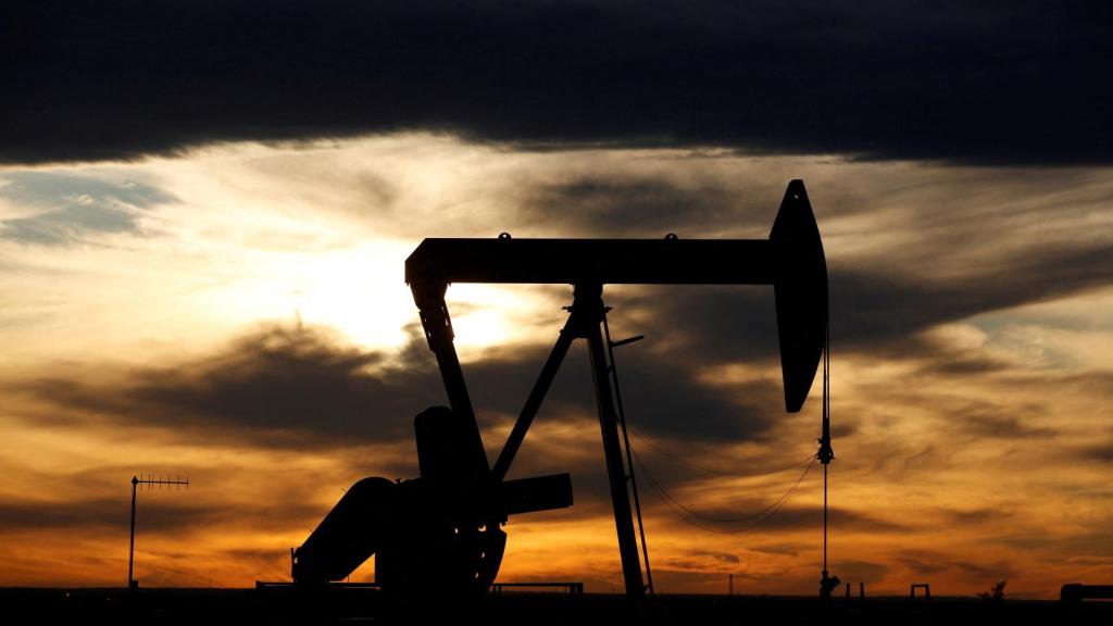 Atardecer tras una bomba de petróleo crudo en una plataforma de perforación en Permian Basin en el condado de Loving.