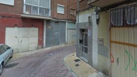 Portal del piso okupa de la calle Azorín donde se encontró el cadáver de la mujer
