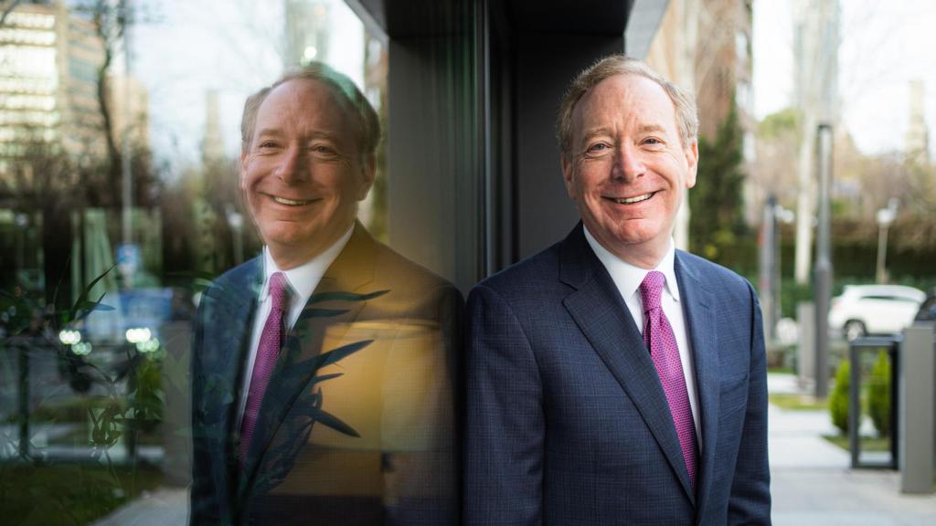 Brad Smith, presidente de Microsoft, en los exteriores de la redacción de DISRUPTORES - EL ESPAÑOL.