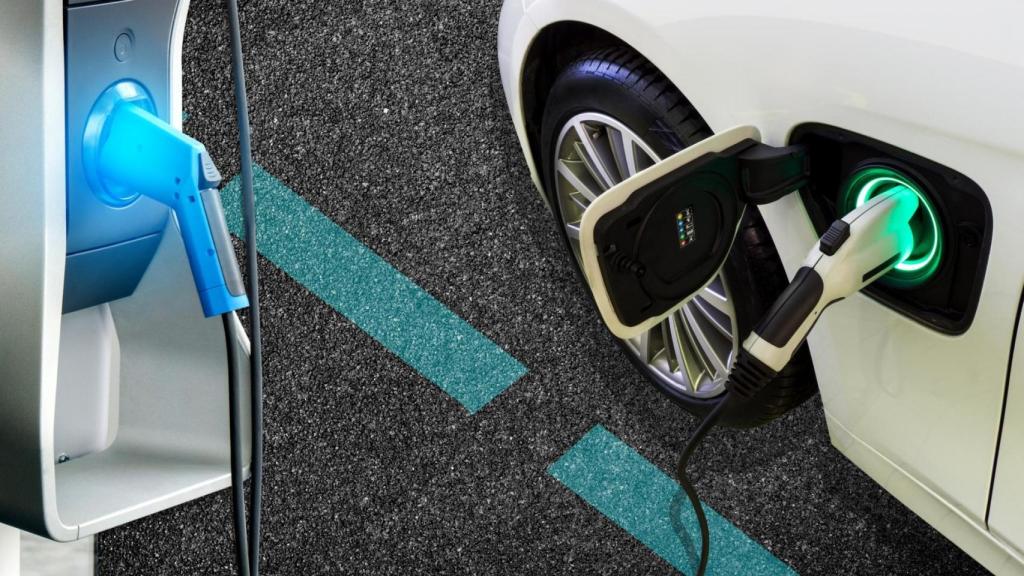 Un coche eléctrico recargando.