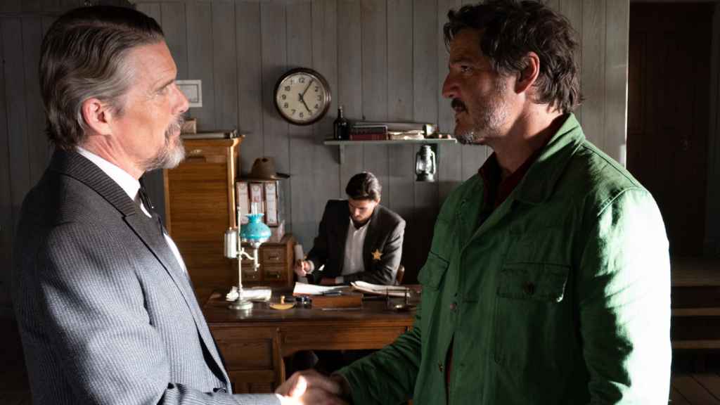 Ethan Hawke y Pedro Pascal en un momento de 'Extraña forma de vida'