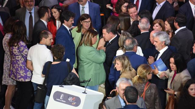 García-Page y Tita García Élez conversan en el Gran Teatro de Manzanares.
