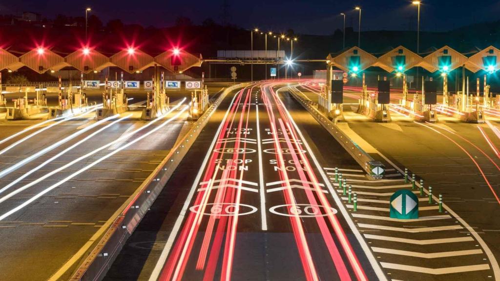 Peaje de la AP-7, gestionada por Abertis, de noche