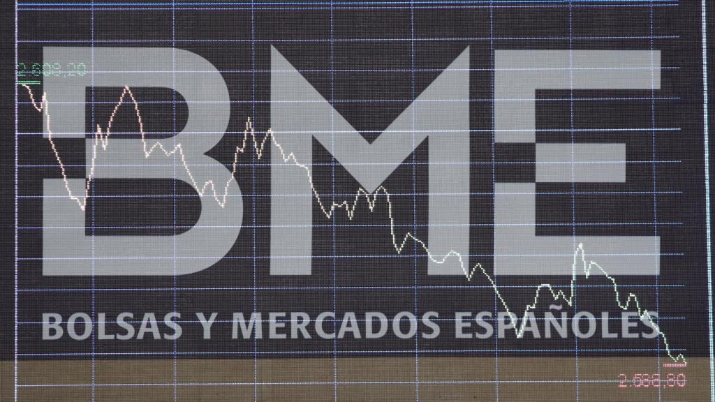 Panel de Bolsas y Mercados Españoles (BME) en un gráfico del interior del Palacio de la Bolsa de Madrid.