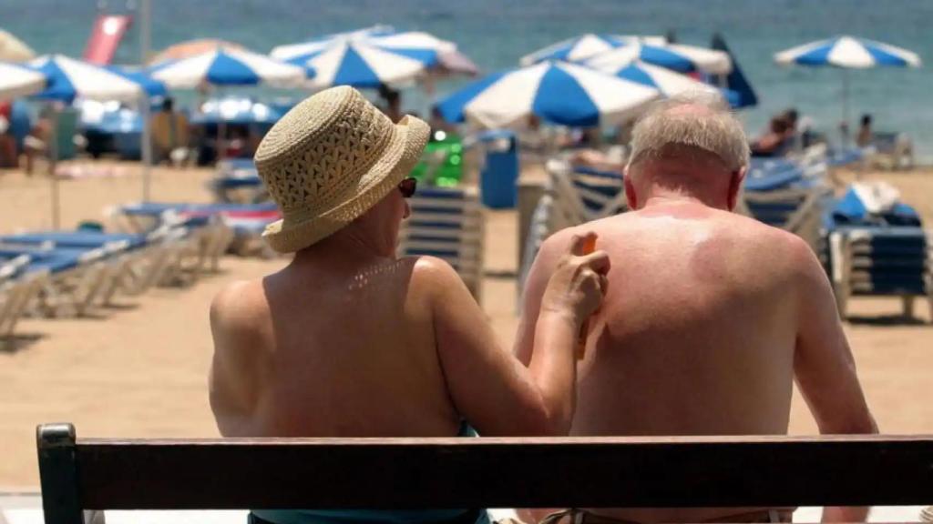 Abuelos jubilados de vacaciones.