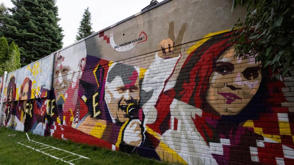 Los rostros de los presos políticos bielorrusos están pintados en un graffiti en Varsovia, Polonia, el 25 de julio de 2023.