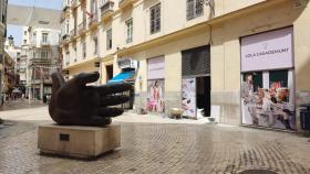 Algunos operarios ponen a punto la nueva tienda de Lola Casademunt.