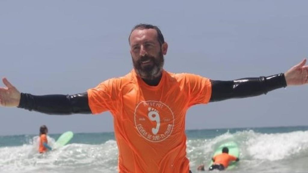 Antonio Molero haciendo surf.