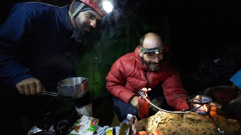 Mark Dickey trabaja mientras continúa la operación de rescate para llegar a él.