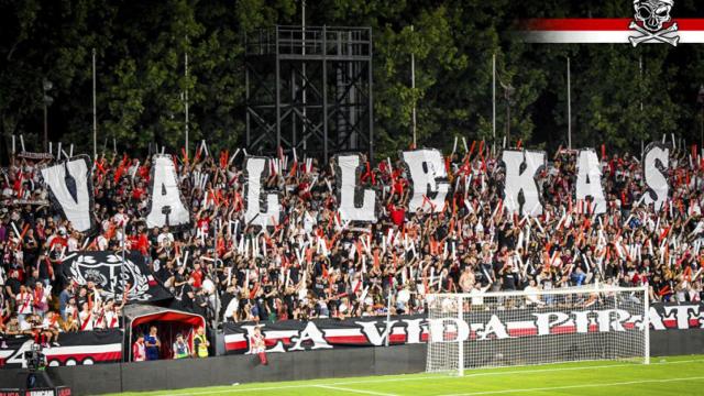 Tifo de Bukaneros en el estadio del Rayo Vallecano. Foto: Buakeneros