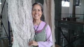 Cecilia Vicuña en el montaje de una exposición