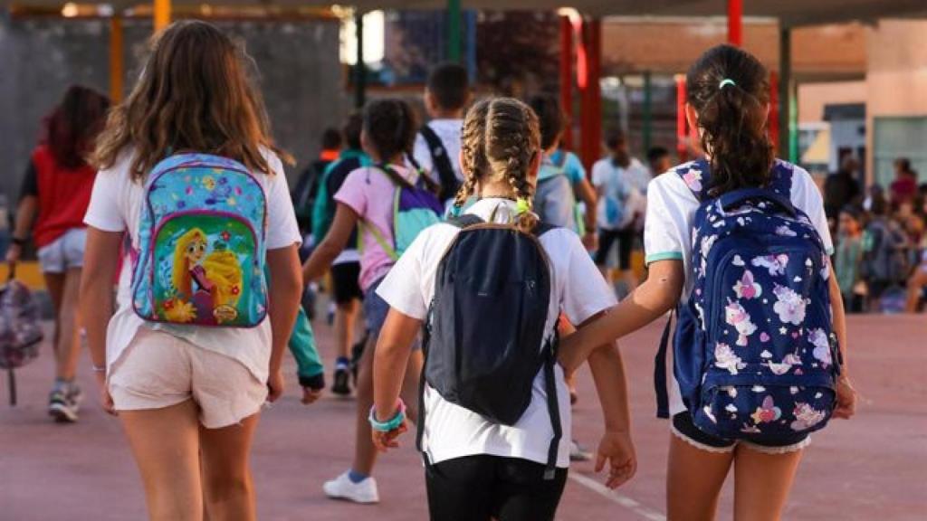 Varios niños en el colegio.