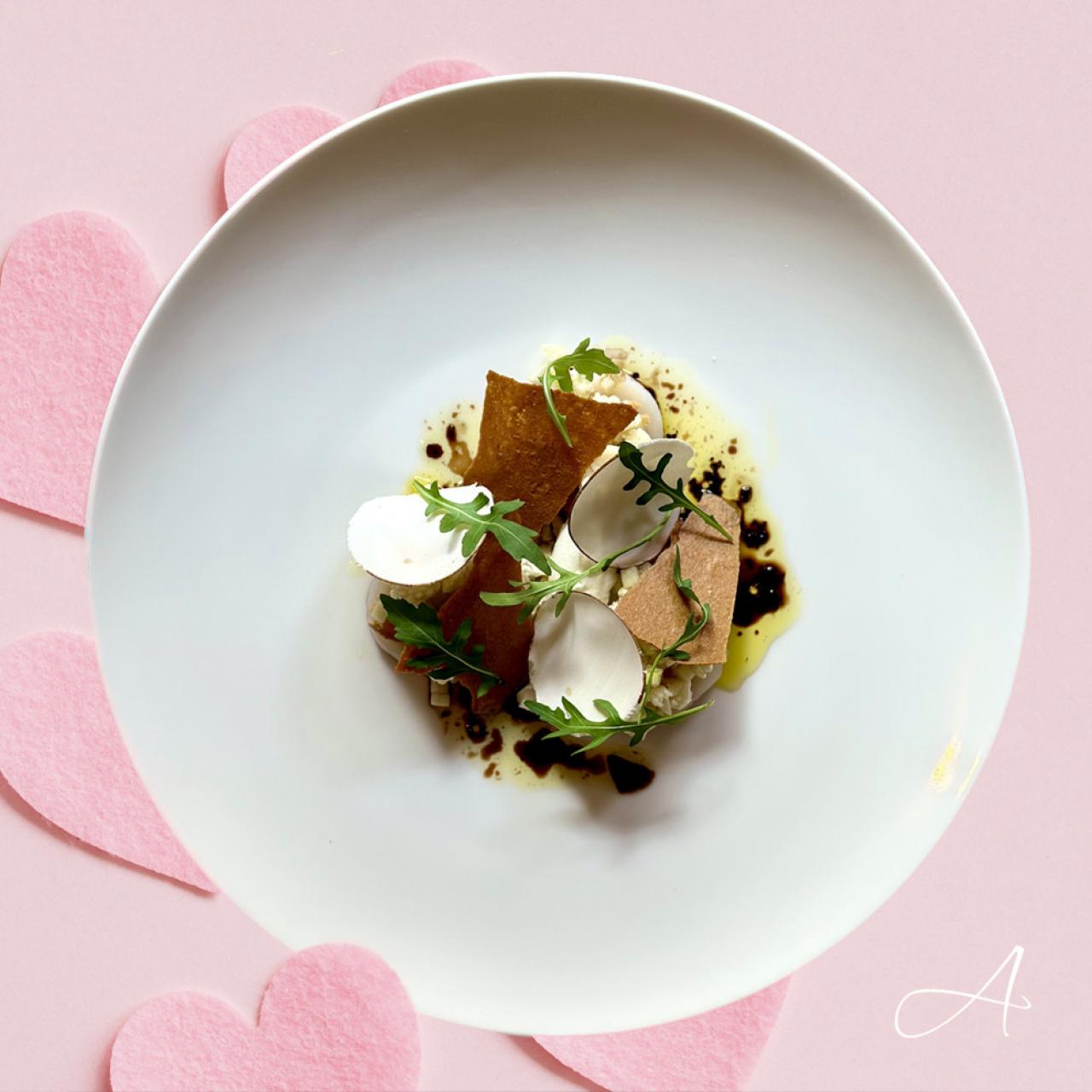 Vieira cruda con ensalada de coliflor, manzana, rúcula y sorbete de trufa.