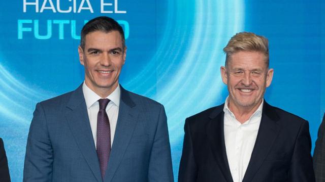 El presidente del Gobierno, Pedro Sánchez junto al presidente de Anfac Wayne Griffith.