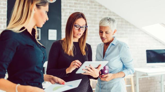 Varias mujeres en una sesión de 'coach' ejecutivo.