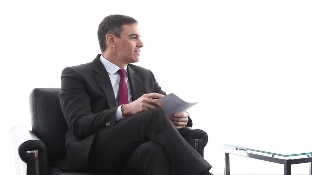 El presidente del Gobierno, Pedro Sánchez, y el presidente y consejero delegado de Zegona, Eamonn O'Hare.