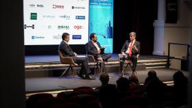 De izquierda a derecha: Rafael Sánchez Durán, director general en Andalucía, Extremadura, Ceuta y Melilla de Endesa; Eduardo Ortega, redactor jefe de EL ESPAÑOL-Invertia, y Víctor Trabadela, director técnico de Cox Energy EPC.
